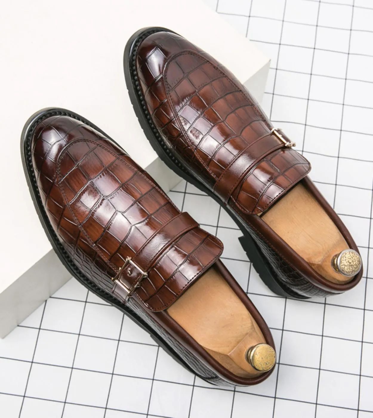 Scarpe in pelle di lusso Designer Uomo Casual Ufficio Bussiness Mocassini con tacco basso a punta grigia Abito da sposa uomo Sca