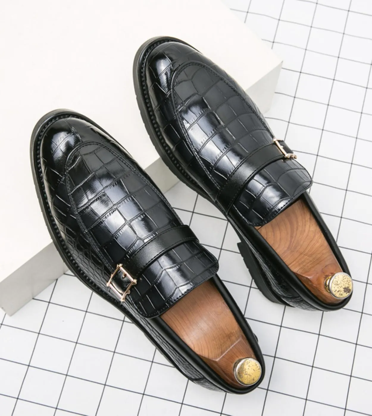 Scarpe in pelle di lusso Designer Uomo Casual Ufficio Bussiness Mocassini con tacco basso a punta grigia Abito da sposa uomo Sca