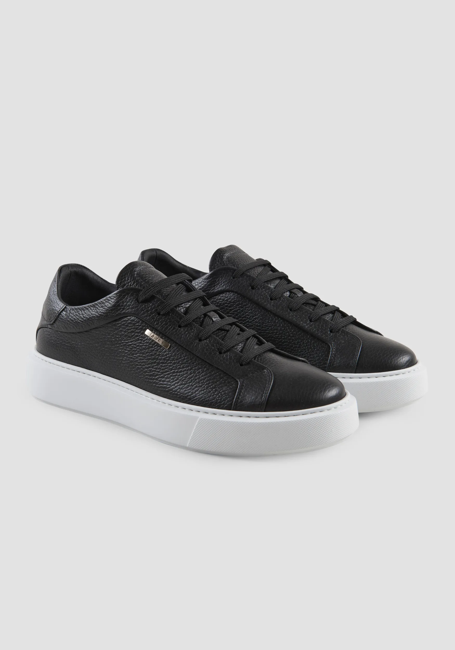 SNEAKER BASSA “ARTEM” IN 100% PELLE CON PLACCHETTA LOGATA