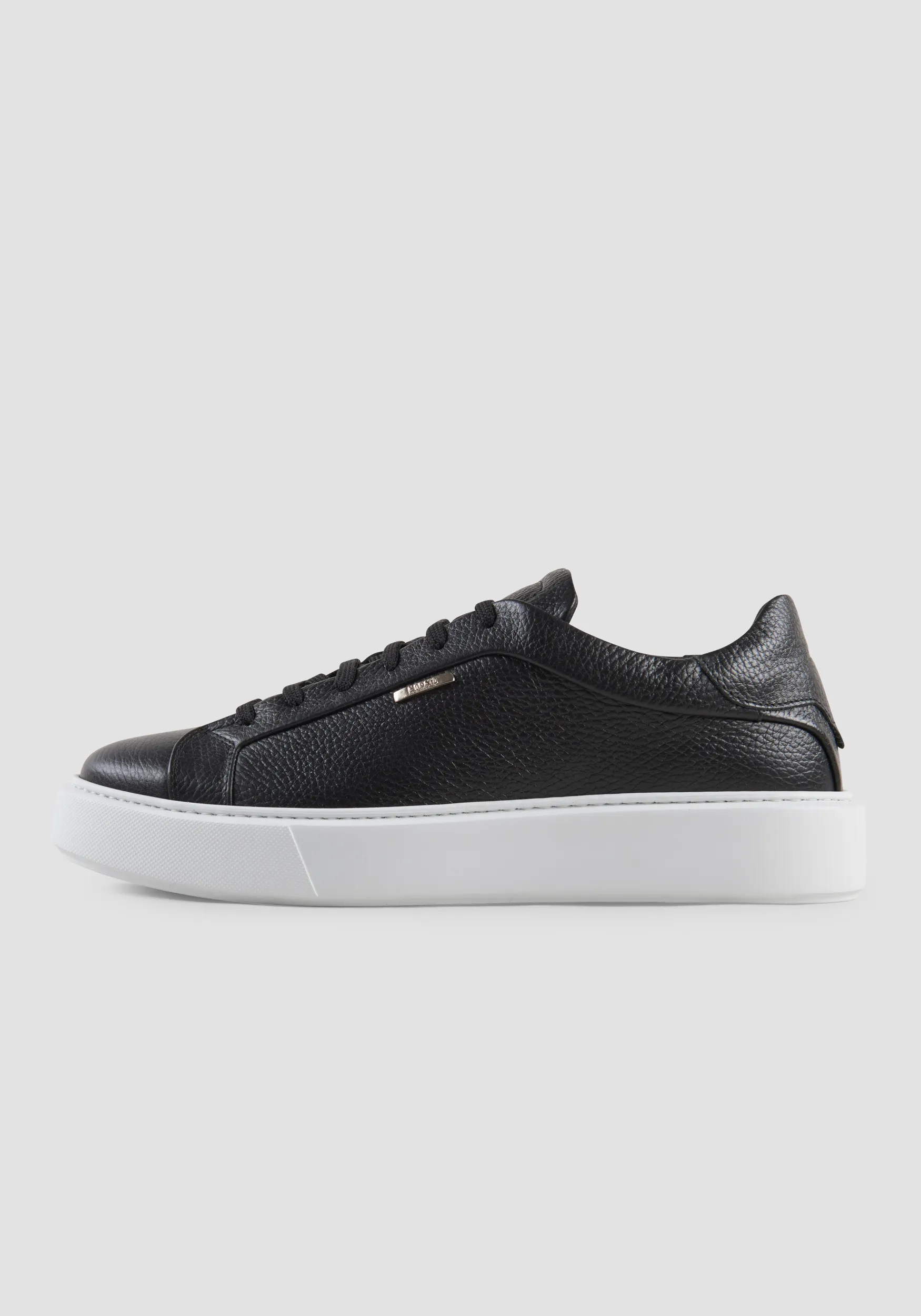 SNEAKER BASSA “ARTEM” IN 100% PELLE CON PLACCHETTA LOGATA