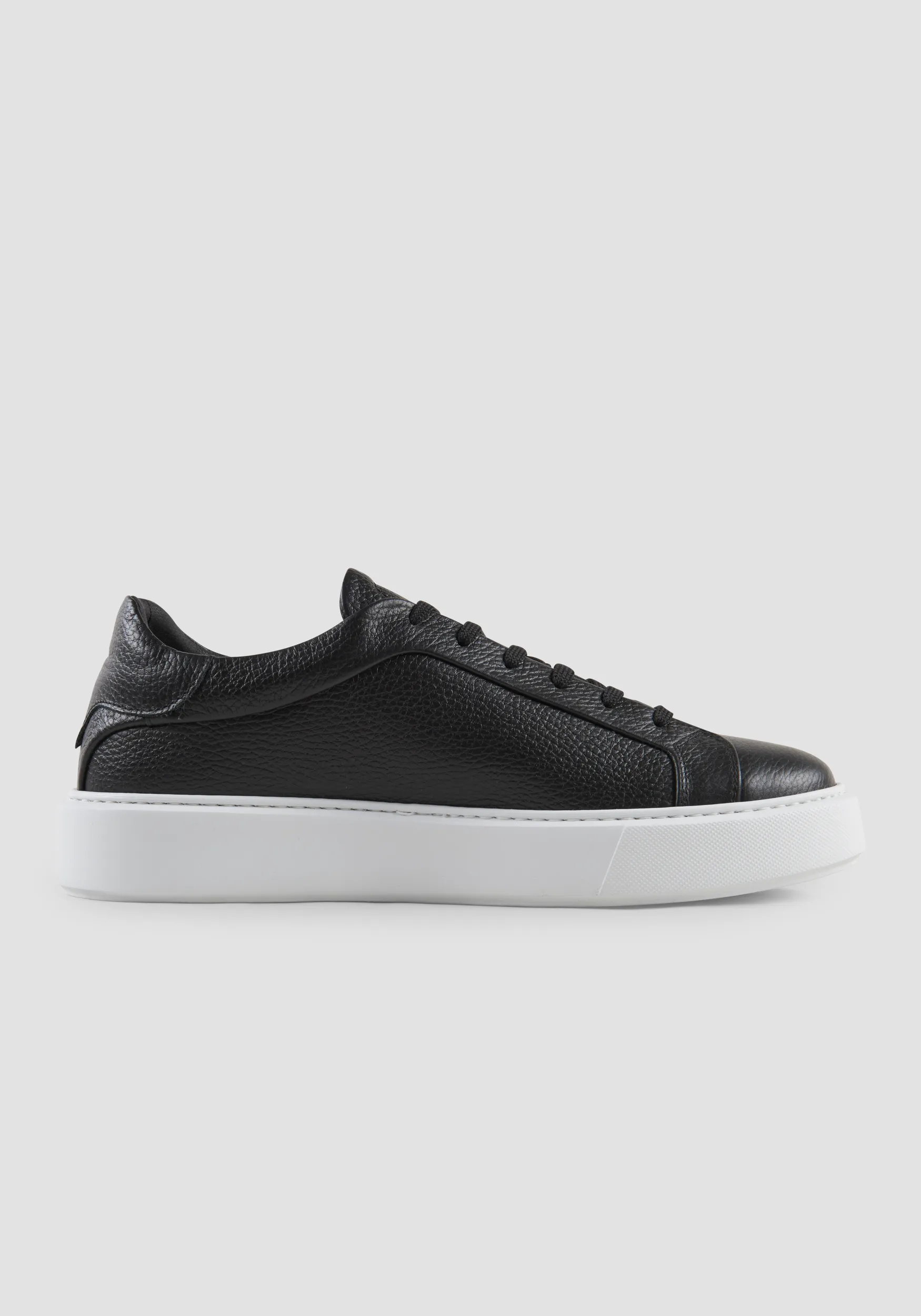 SNEAKER BASSA “ARTEM” IN 100% PELLE CON PLACCHETTA LOGATA