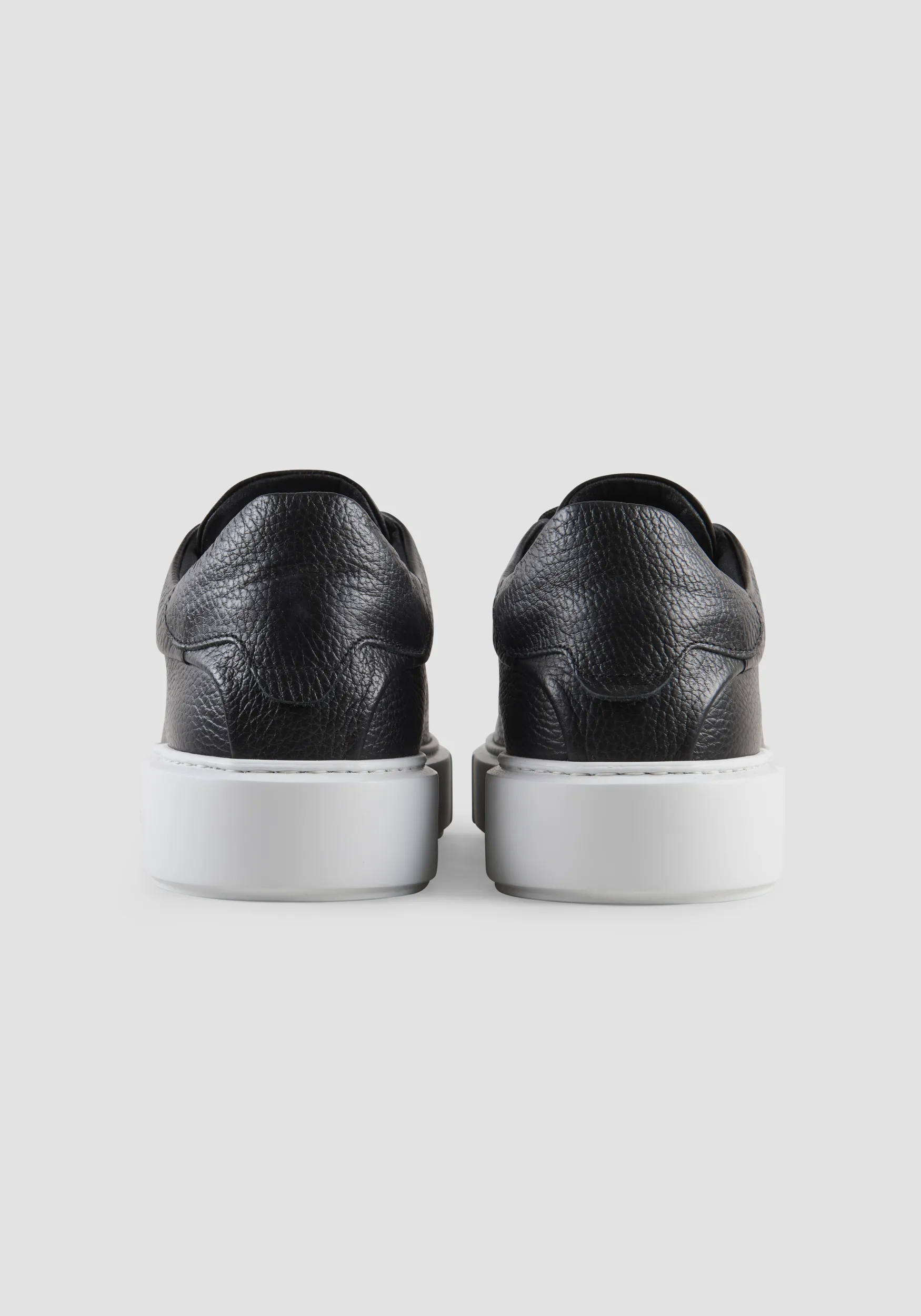 SNEAKER BASSA “ARTEM” IN 100% PELLE CON PLACCHETTA LOGATA