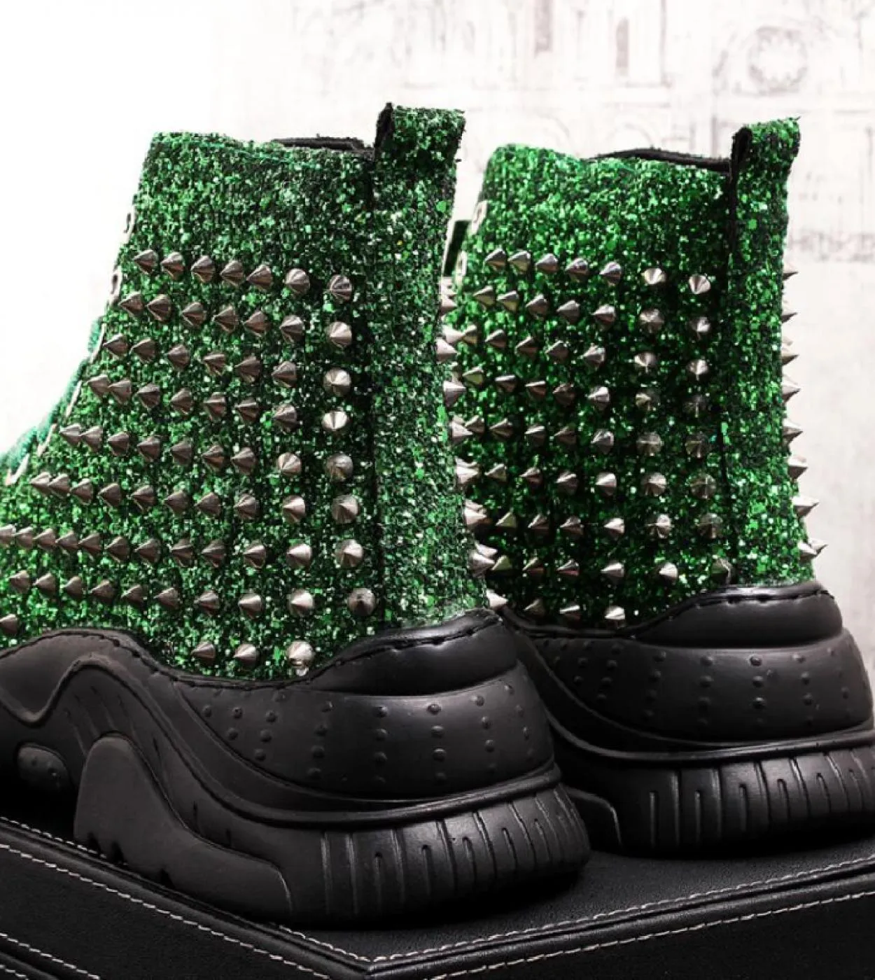 Stivaletti da uomo con rivetti Stivaletti da uomo con paillettes verdi Mostrano scarpe Moda uomo alto con borchie Sneaker Cat Bo