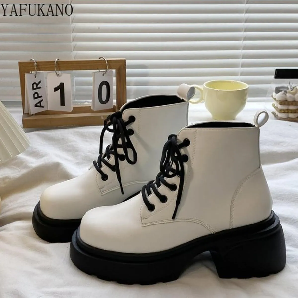Stivaletti stringati stile britannico bianco Stivaletti corti con tacco grosso da 5 cm Stivali tacco alto da donna 2023 New Vint