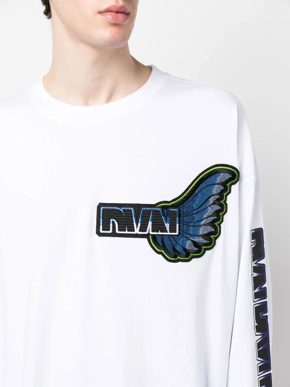 t-shirt con logo ricamato