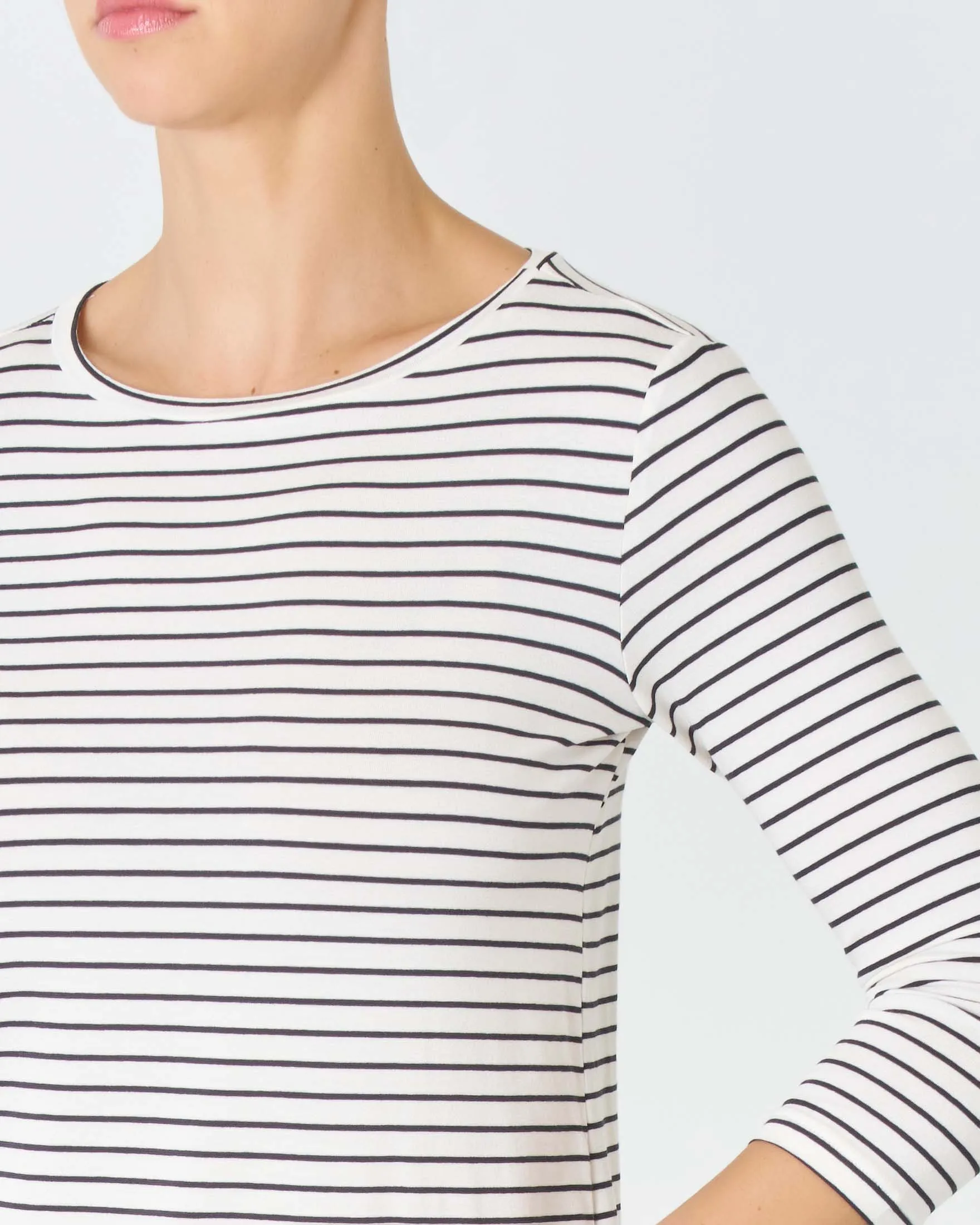 T-shirt in viscosa stretch bianca a righe blu con maniche tre quarti
