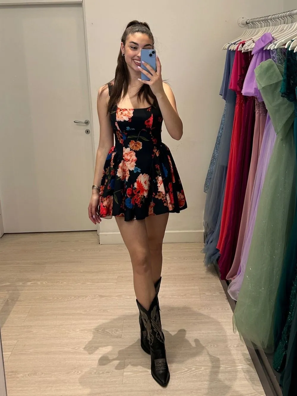 Vestito corto balze sul fianco fiori