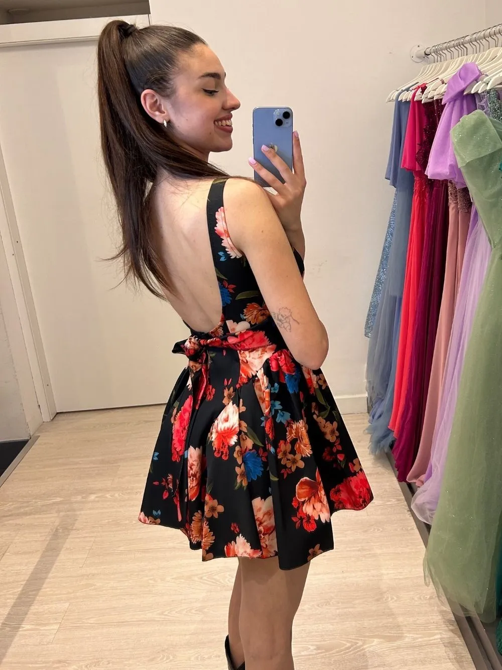 Vestito corto balze sul fianco fiori