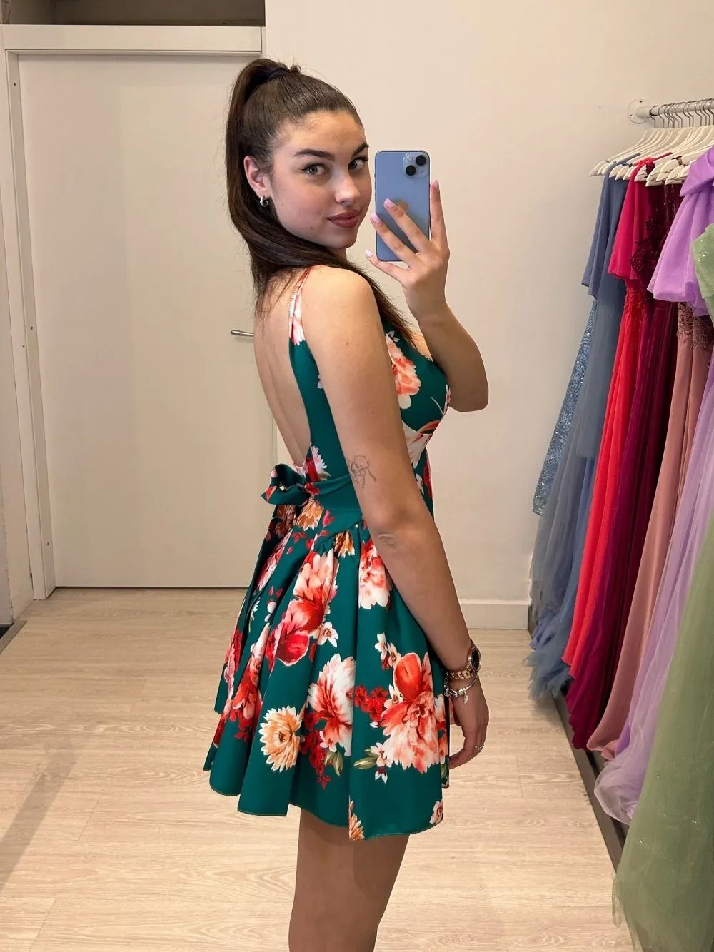 Vestito corto balze sul fianco fiori
