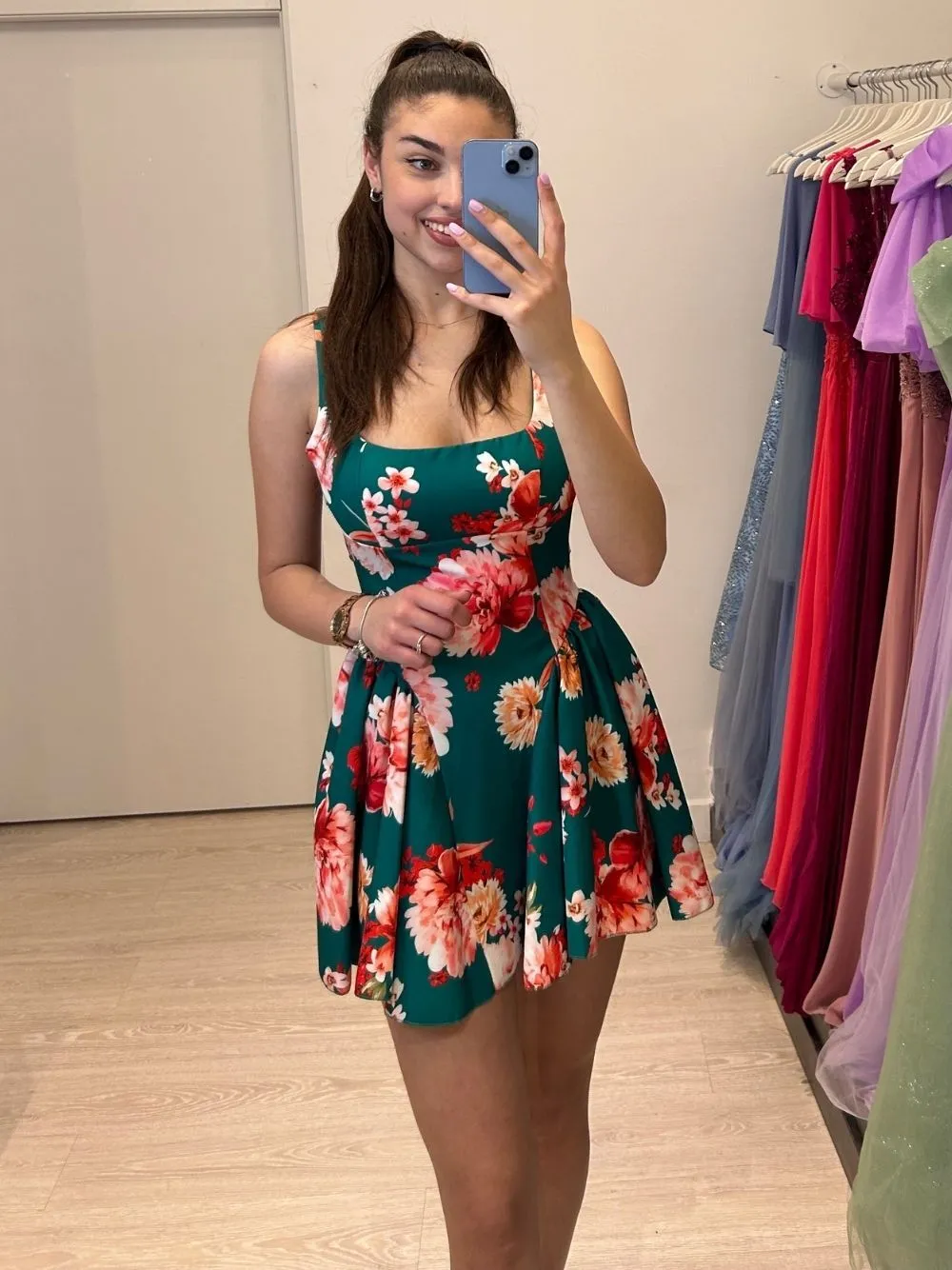 Vestito corto balze sul fianco fiori